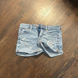 I’m selling barley worn stretchy jean shorts